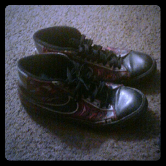 Size 10-11 nikes - Picture 1 of 1